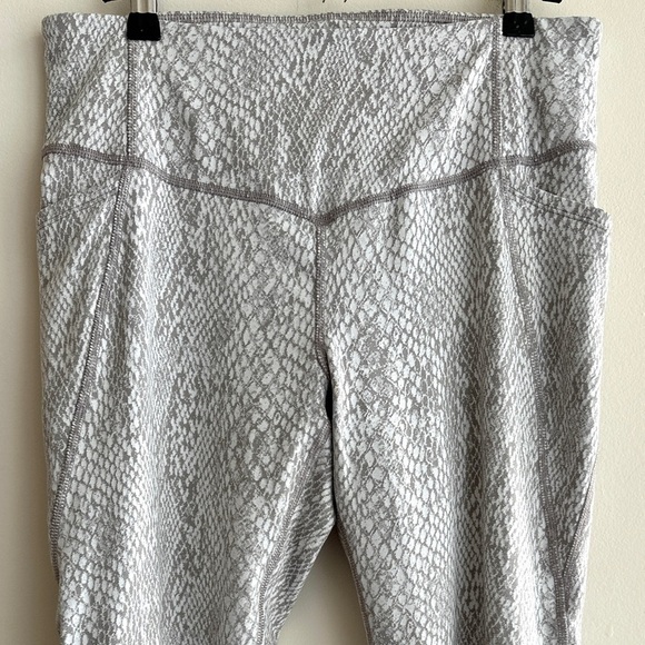 All In Motion Women's Snake Print Jacquard Leggings, Size Medium - Picture 5 of 16